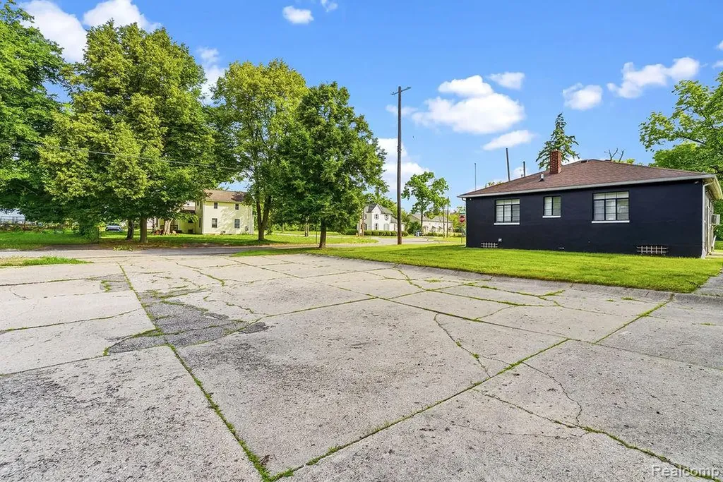 1202 S Grand Traverse Street Flint City MI 48502