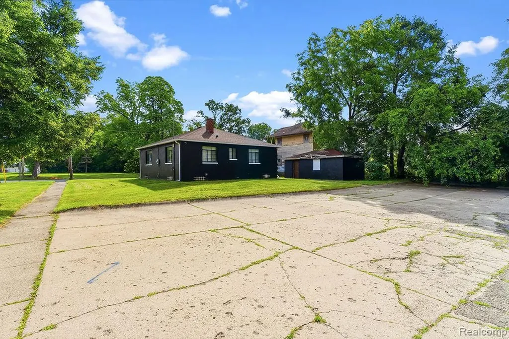 1202 S Grand Traverse Street Flint City MI 48502