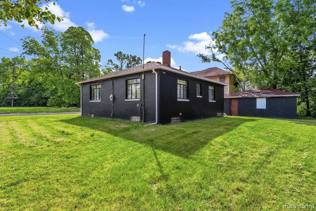 1202 S Grand Traverse Street Flint City MI 48502