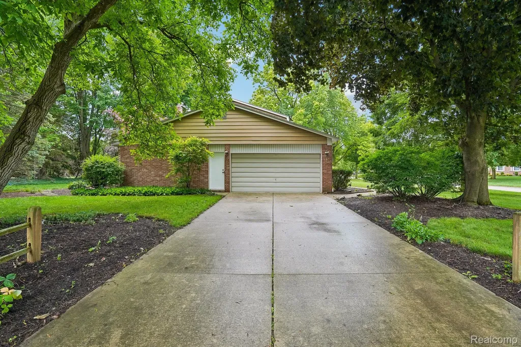 3874 Burkoff Drive Troy City MI 48084