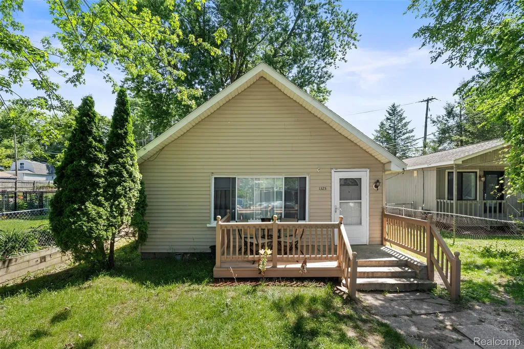 1325 E Lake Drive Novi City MI 48377