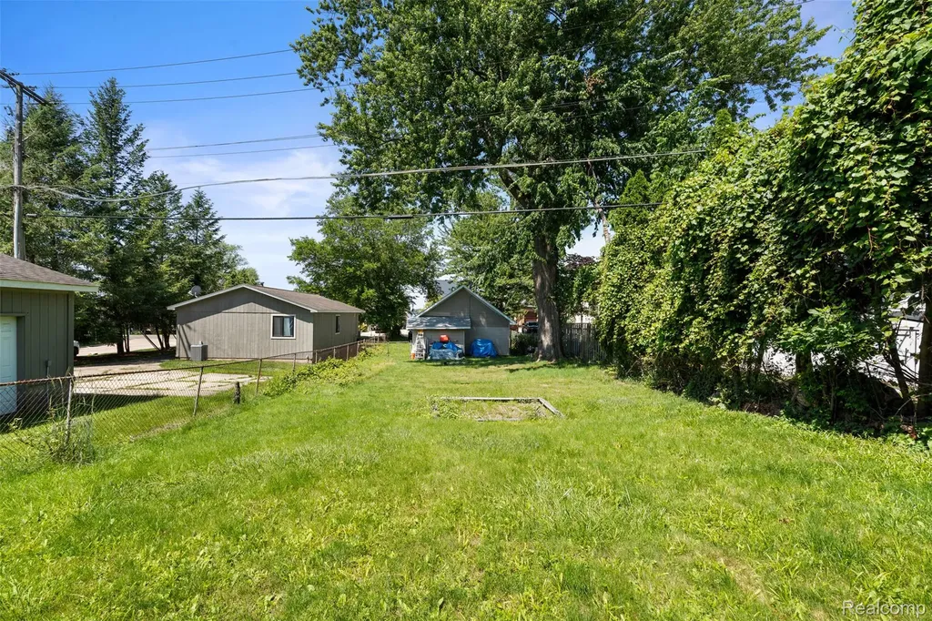 1325 E Lake Drive Novi City MI 48377