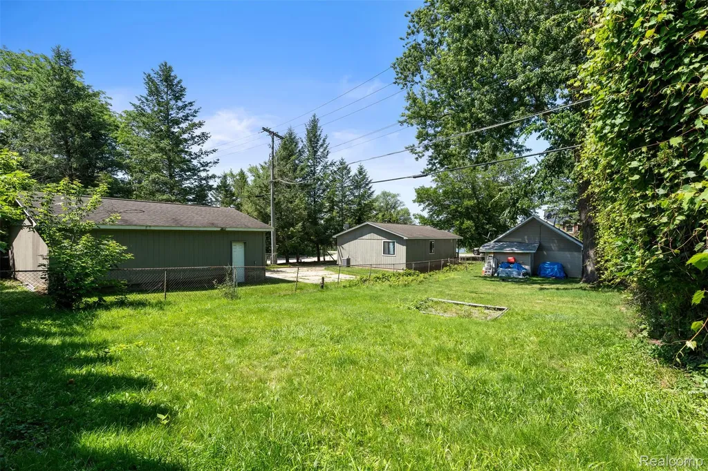 1325 E Lake Drive Novi City MI 48377