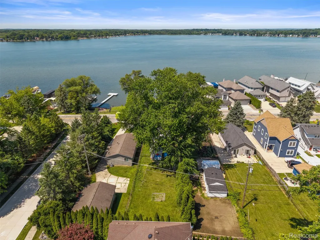1325 E Lake Drive Novi City MI 48377
