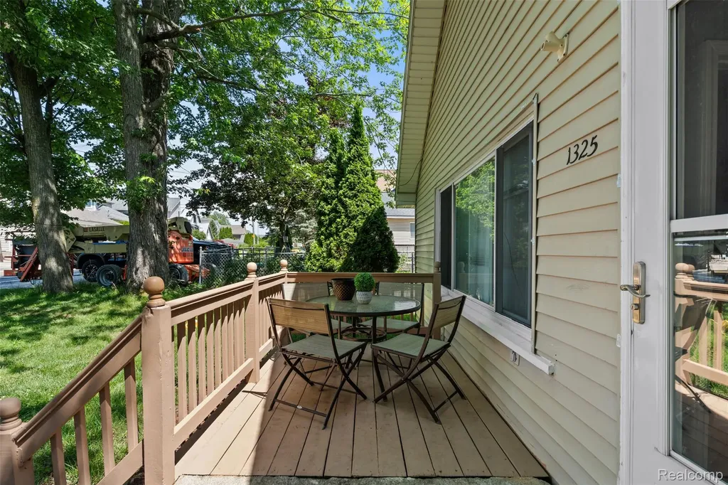 1325 E Lake Drive Novi City MI 48377