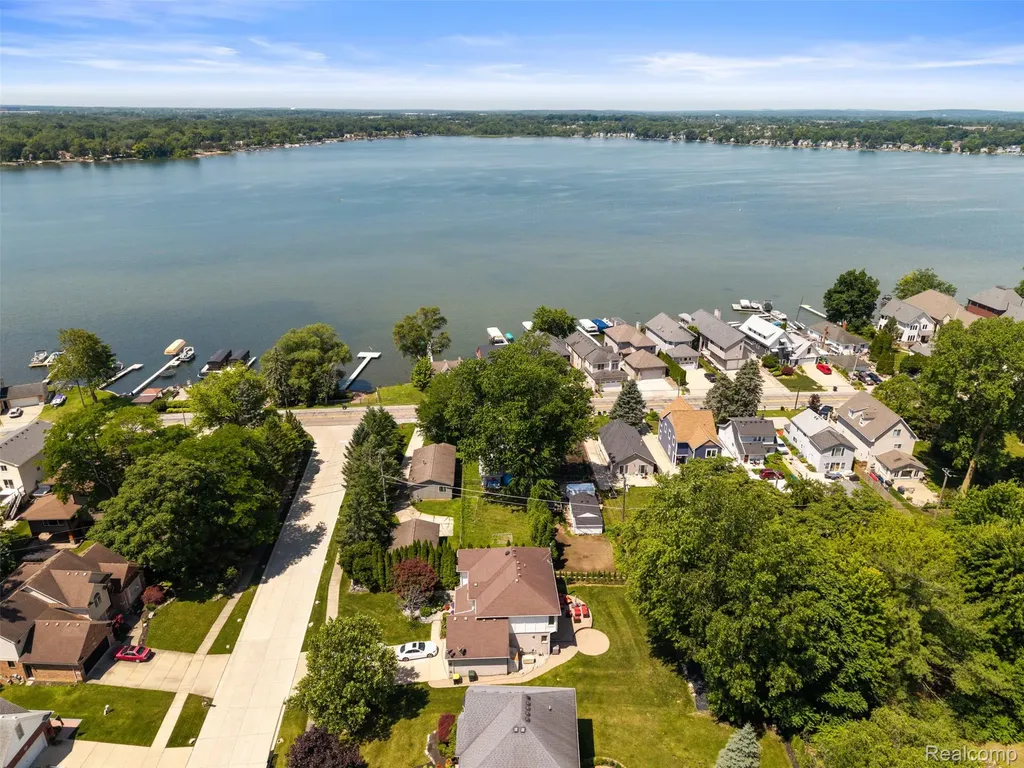 1325 E Lake Drive Novi City MI 48377