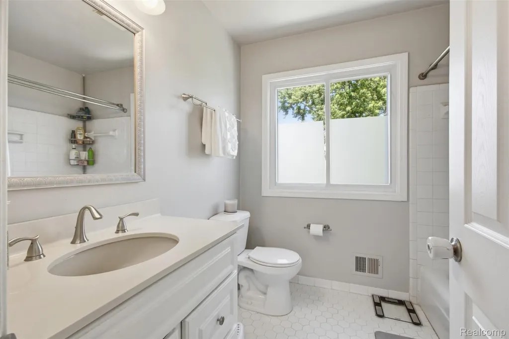 37583 Charter Oaks Boulevard Clinton Charter Township MI 48036