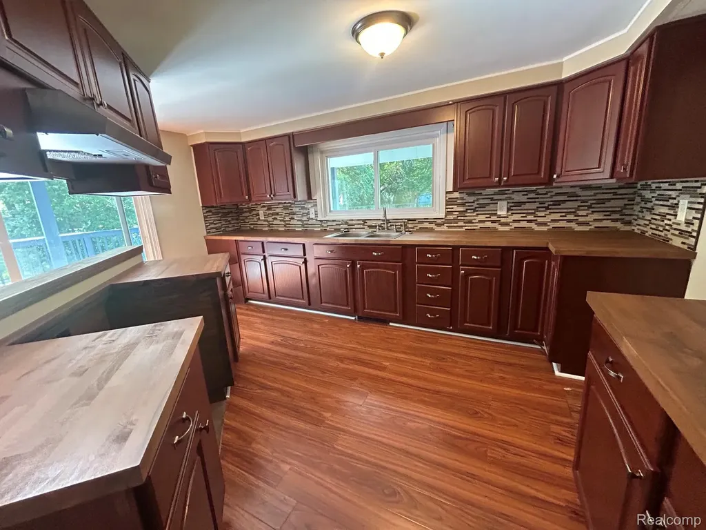 6182 Surrey Lane Burton City MI 48519