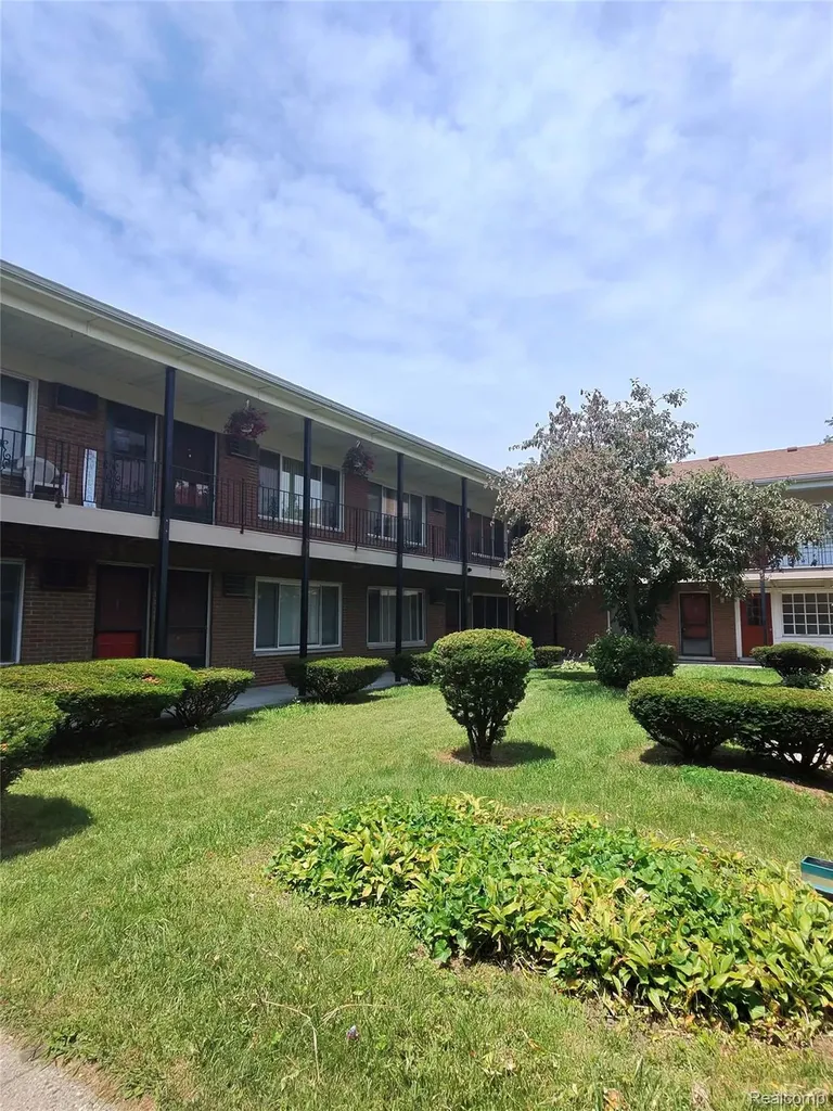 25301 Five Mile Redford Charter Township MI 48239