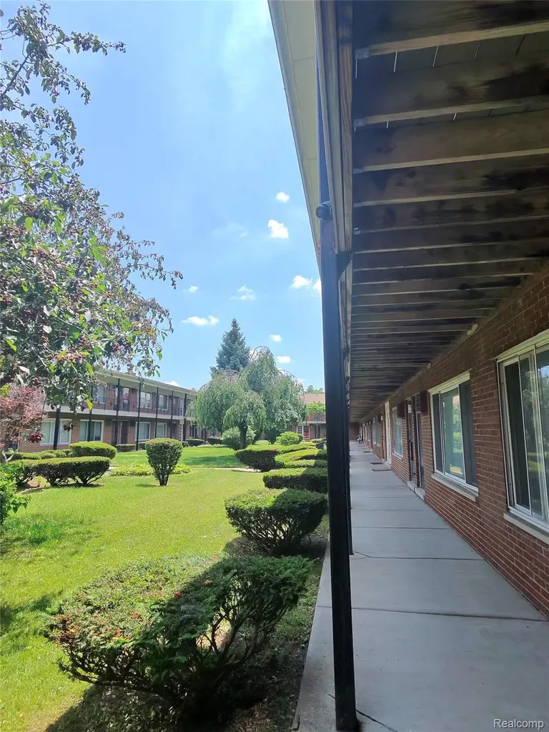 25301 Five Mile Redford Charter Township MI 48239