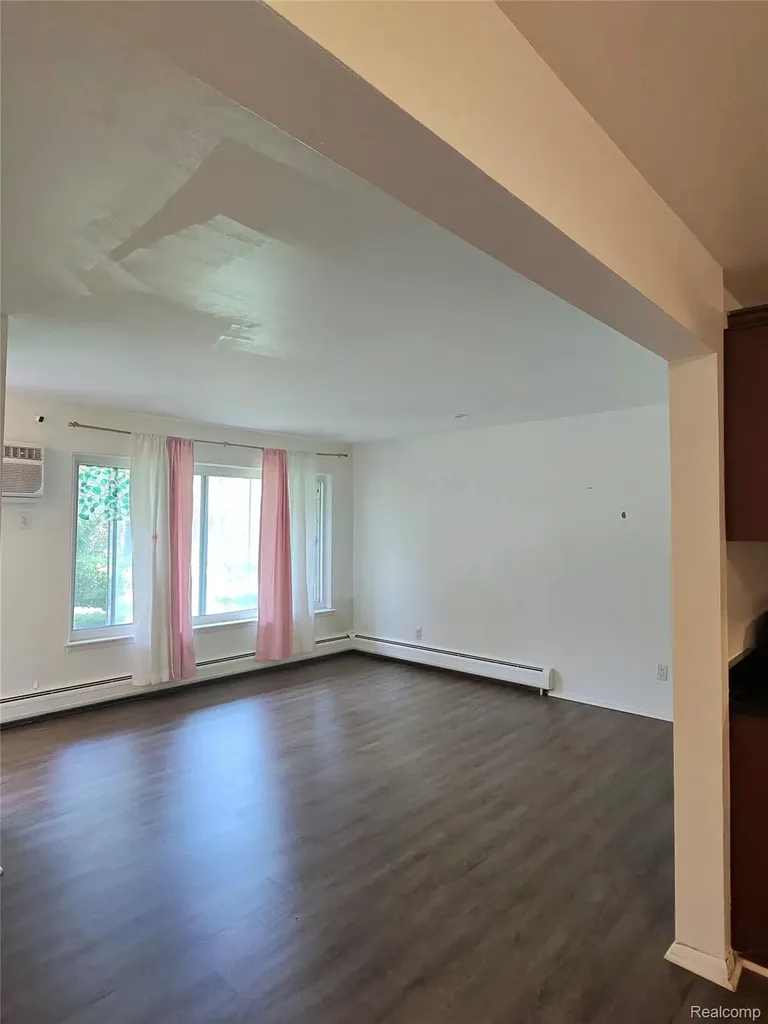 25301 Five Mile Redford Charter Township MI 48239