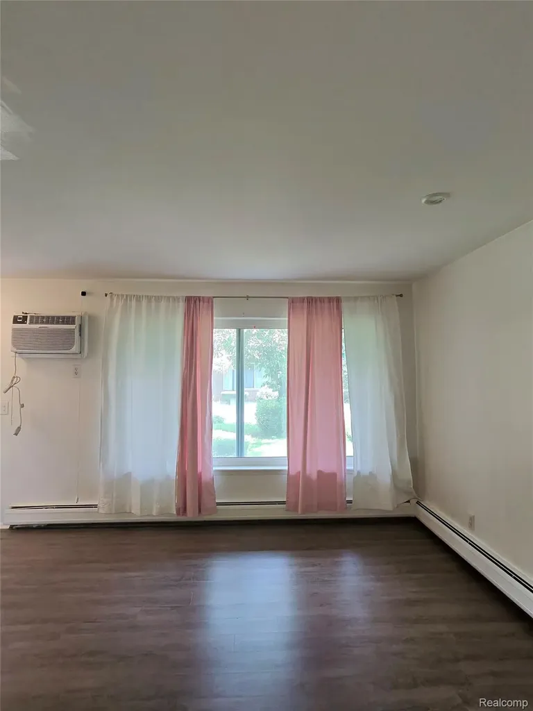 25301 Five Mile Redford Charter Township MI 48239