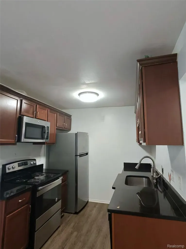25301 Five Mile Redford Charter Township MI 48239
