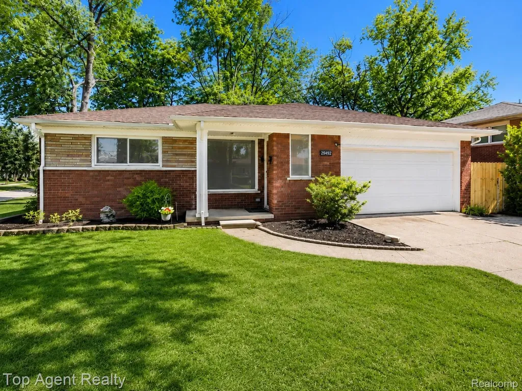 29492 Geraldine Drive Warren City MI 48093