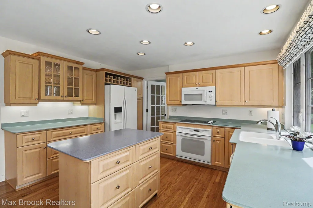 2020 Wickford Court Bloomfield Charter Township MI 48304