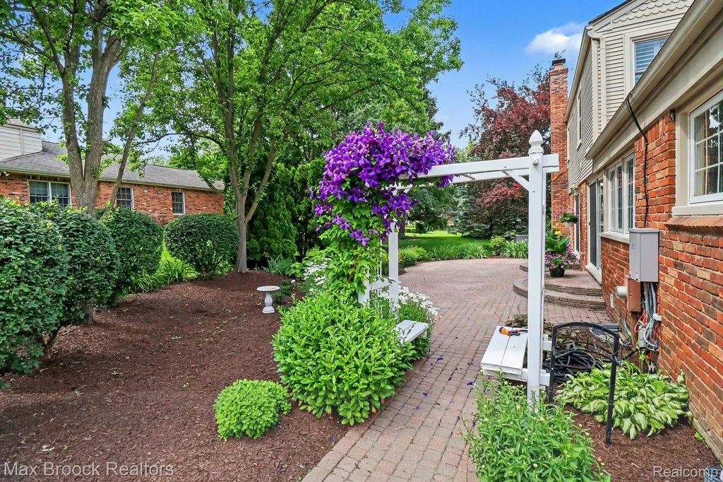 2020 Wickford Court Bloomfield Charter Township MI 48304