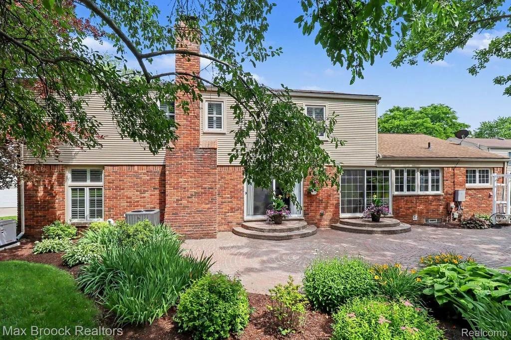 2020 Wickford Court Bloomfield Charter Township MI 48304