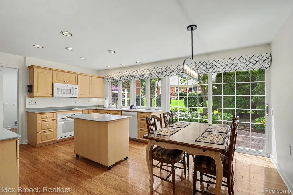 2020 Wickford Court Bloomfield Charter Township MI 48304