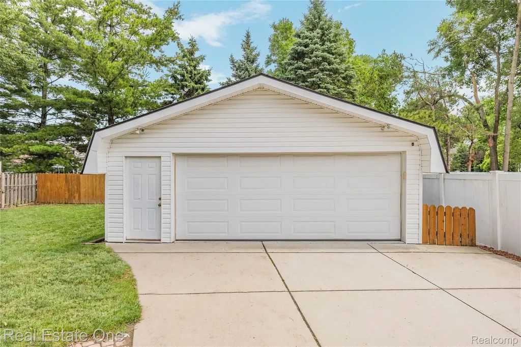 42118 Villanova Drive Sterling Heights City MI 48313