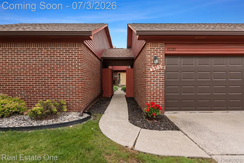 42185 Lochmoor Street Clinton Charter Township MI 48038