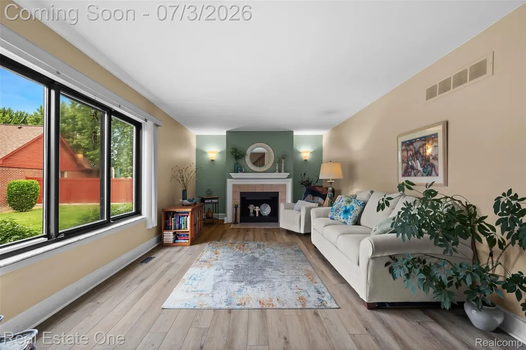 42185 Lochmoor Street Clinton Charter Township MI 48038