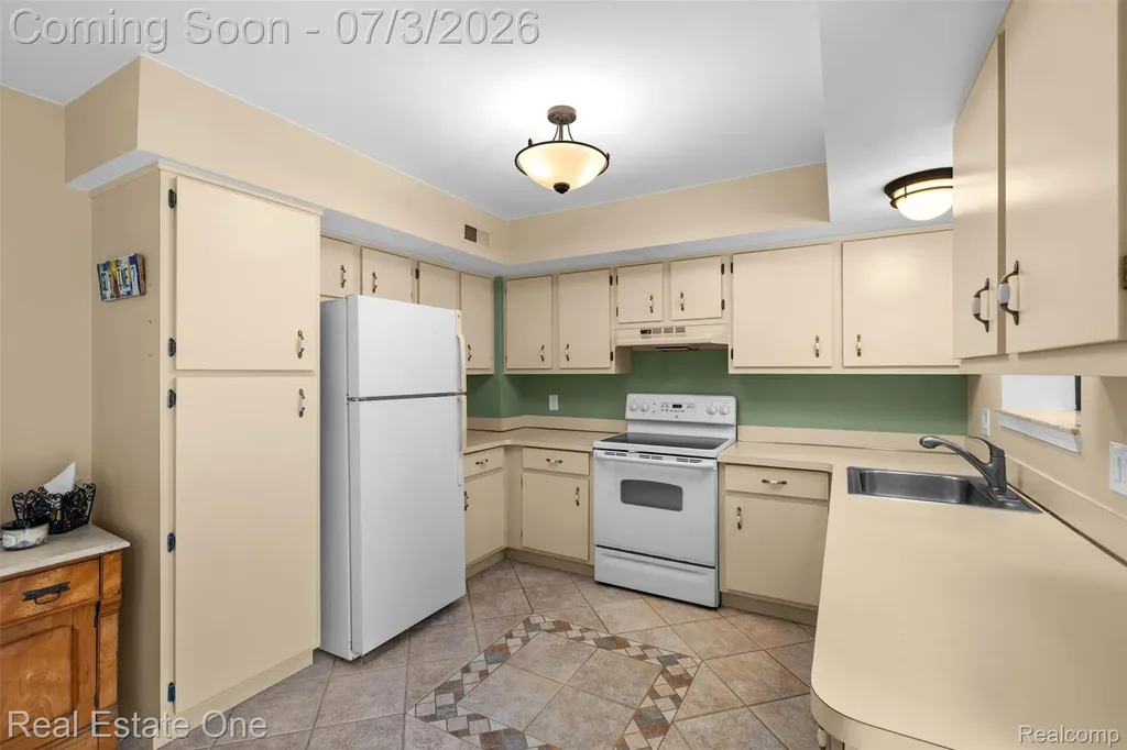 42185 Lochmoor Street Clinton Charter Township MI 48038