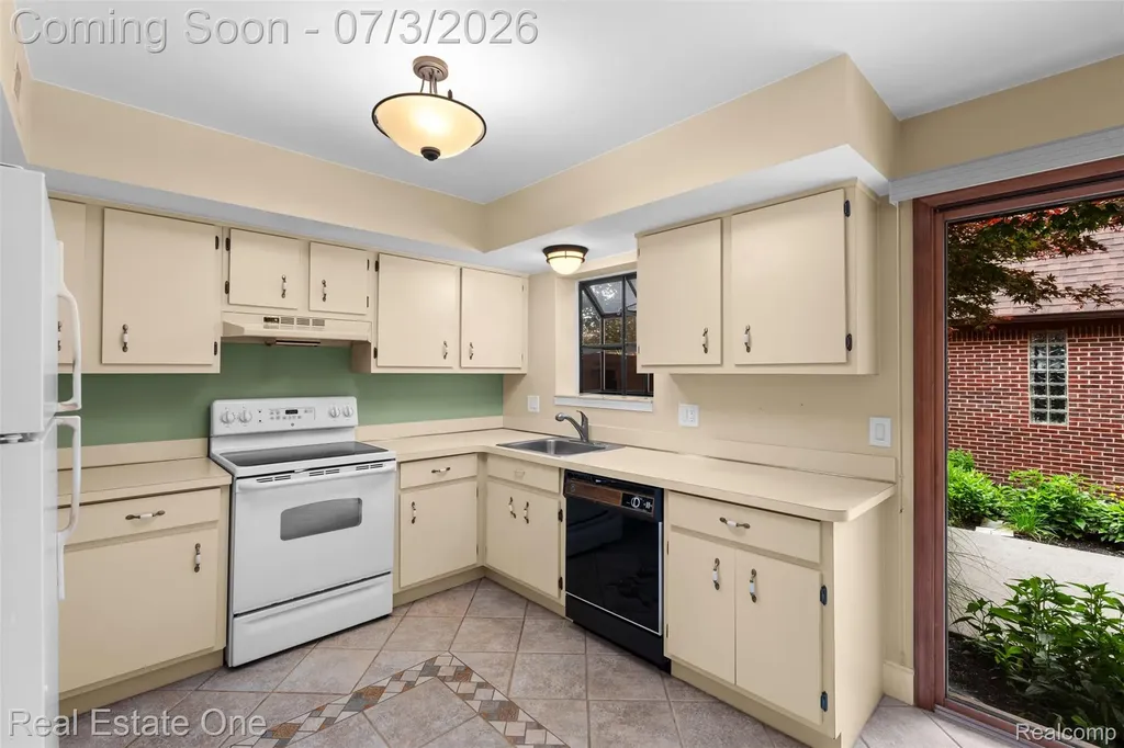 42185 Lochmoor Street Clinton Charter Township MI 48038