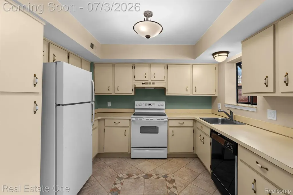 42185 Lochmoor Street Clinton Charter Township MI 48038