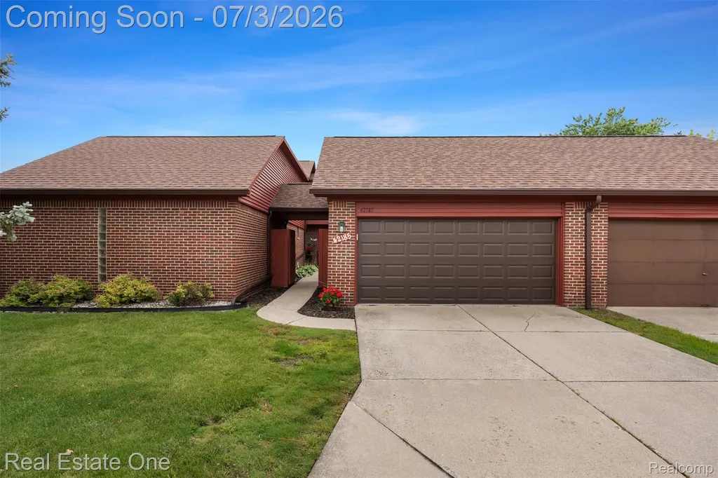 42185 Lochmoor Street Clinton Charter Township MI 48038