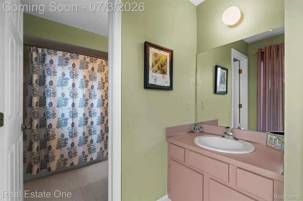 42185 Lochmoor Street Clinton Charter Township MI 48038