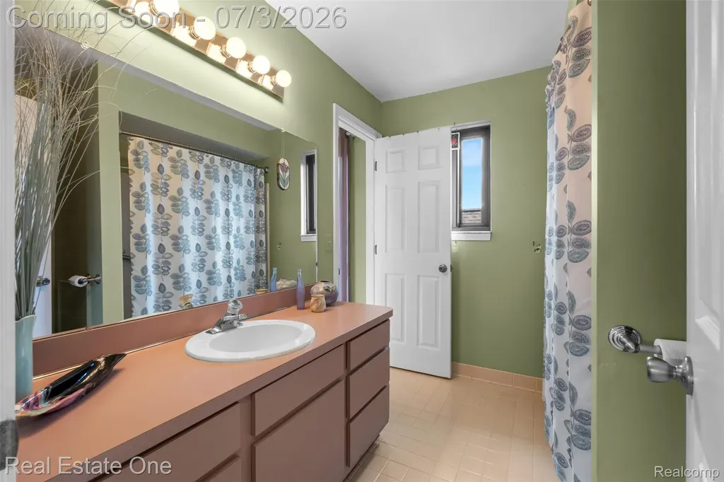 42185 Lochmoor Street Clinton Charter Township MI 48038