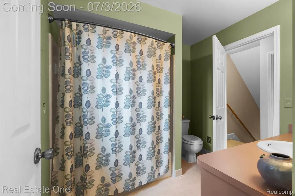 42185 Lochmoor Street Clinton Charter Township MI 48038