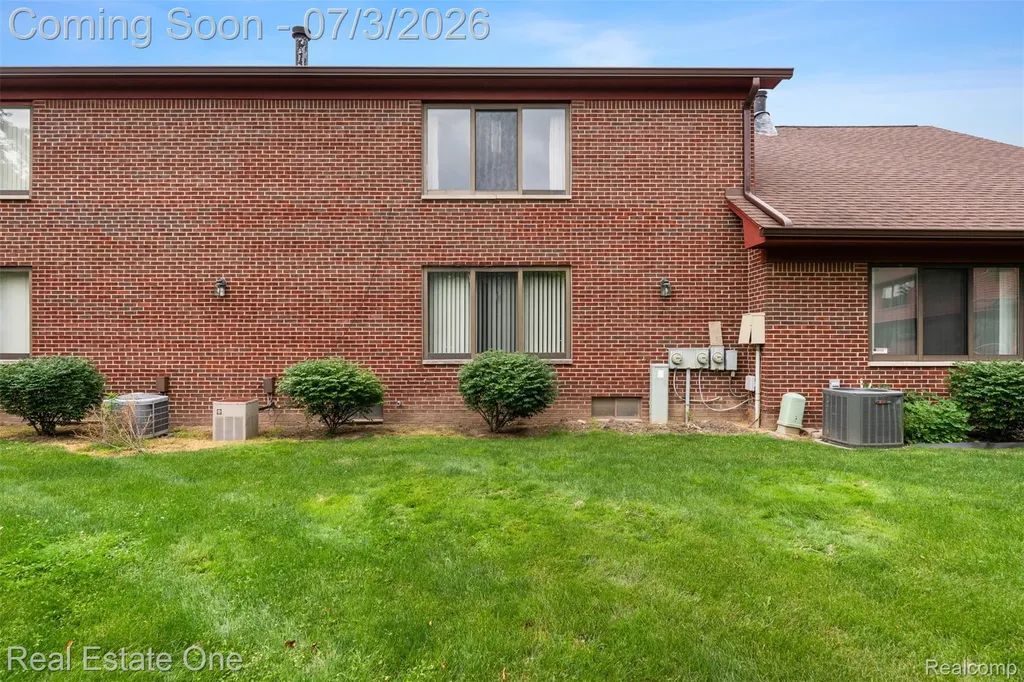 42185 Lochmoor Street Clinton Charter Township MI 48038