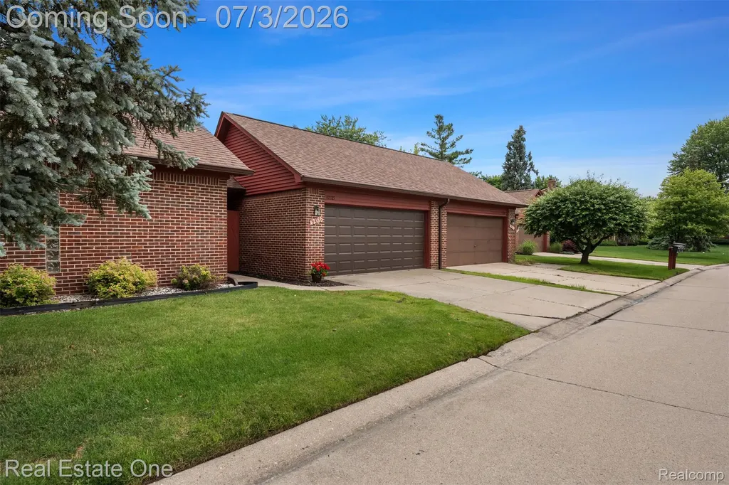 42185 Lochmoor Street Clinton Charter Township MI 48038