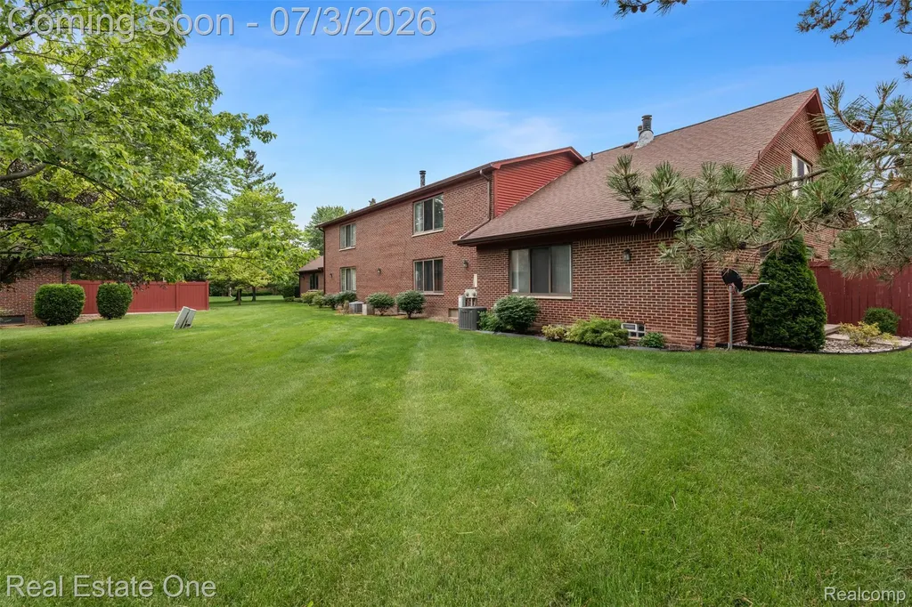 42185 Lochmoor Street Clinton Charter Township MI 48038