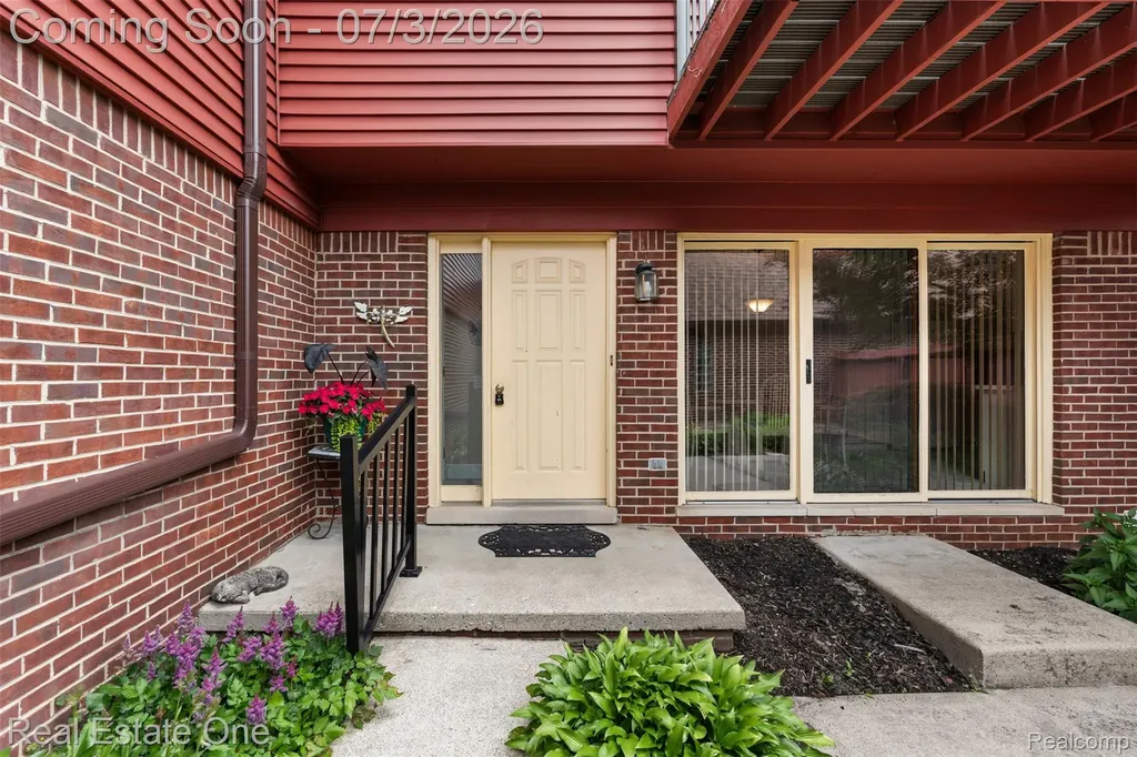 42185 Lochmoor Street Clinton Charter Township MI 48038