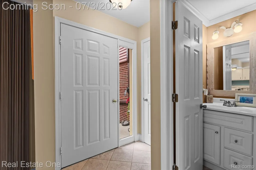 42185 Lochmoor Street Clinton Charter Township MI 48038