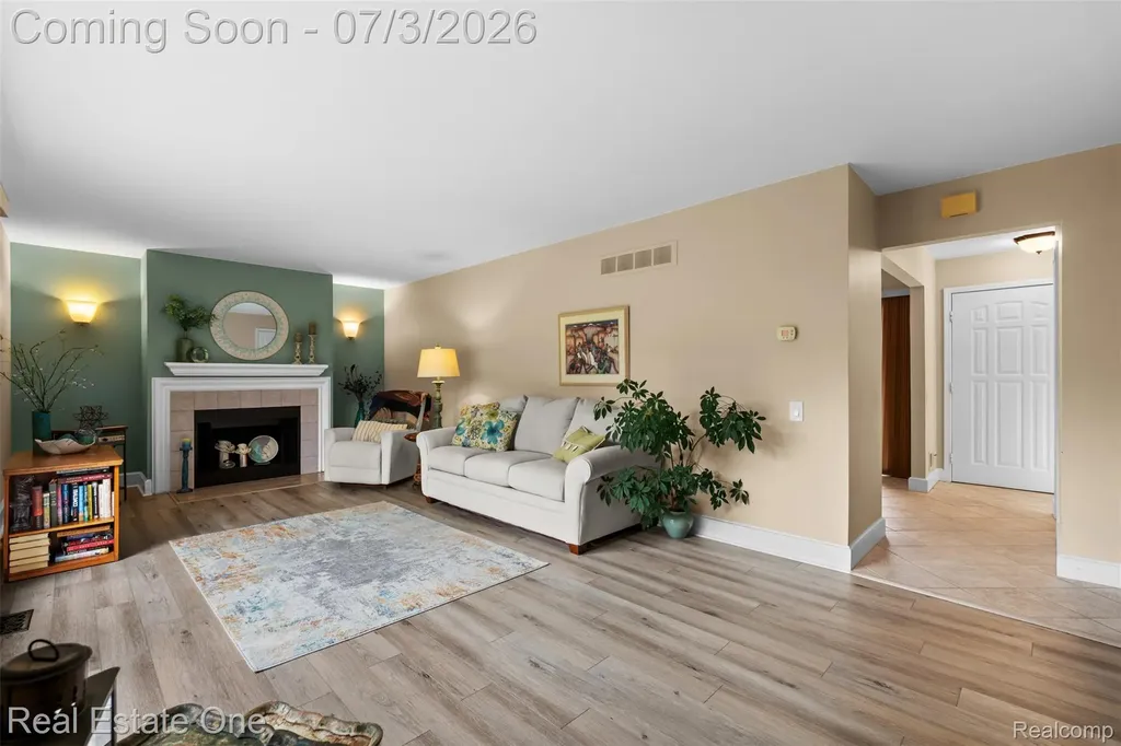 42185 Lochmoor Street Clinton Charter Township MI 48038