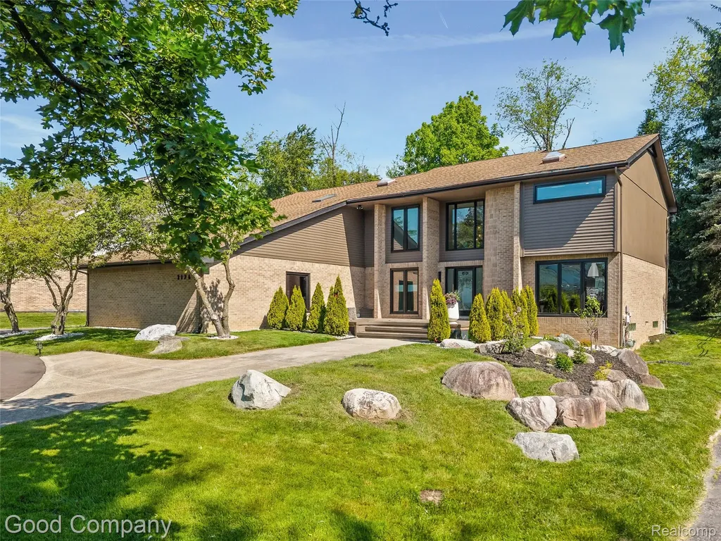 3176 Chambord Drive West Bloomfield Charter Township MI 48323