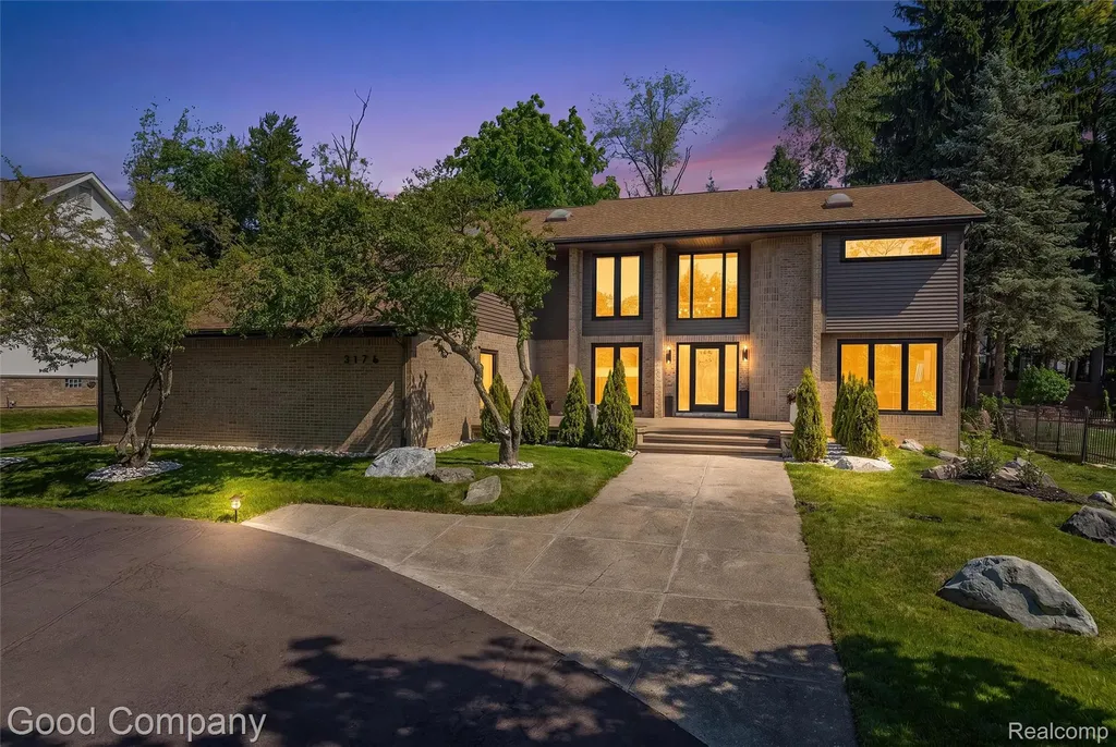 3176 Chambord Drive West Bloomfield Charter Township MI 48323