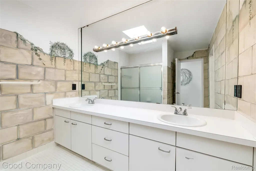 3176 Chambord Drive West Bloomfield Charter Township MI 48323