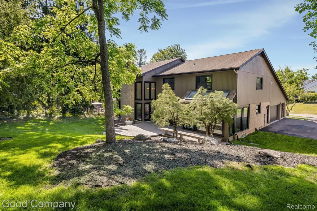 3176 Chambord Drive West Bloomfield Charter Township MI 48323