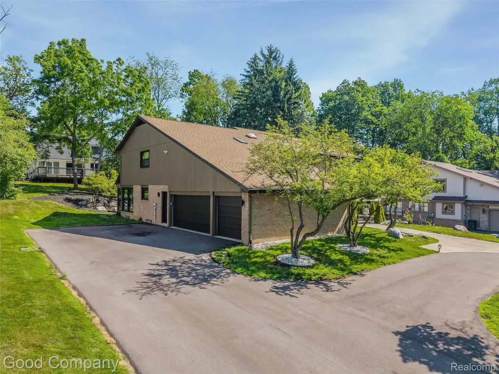 3176 Chambord Drive West Bloomfield Charter Township MI 48323