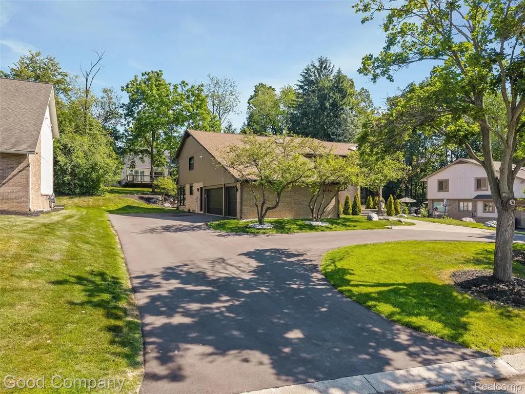 3176 Chambord Drive West Bloomfield Charter Township MI 48323