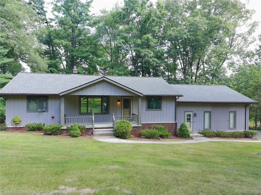 5211 Strawberry Lake Road Hamburg Township MI 48189