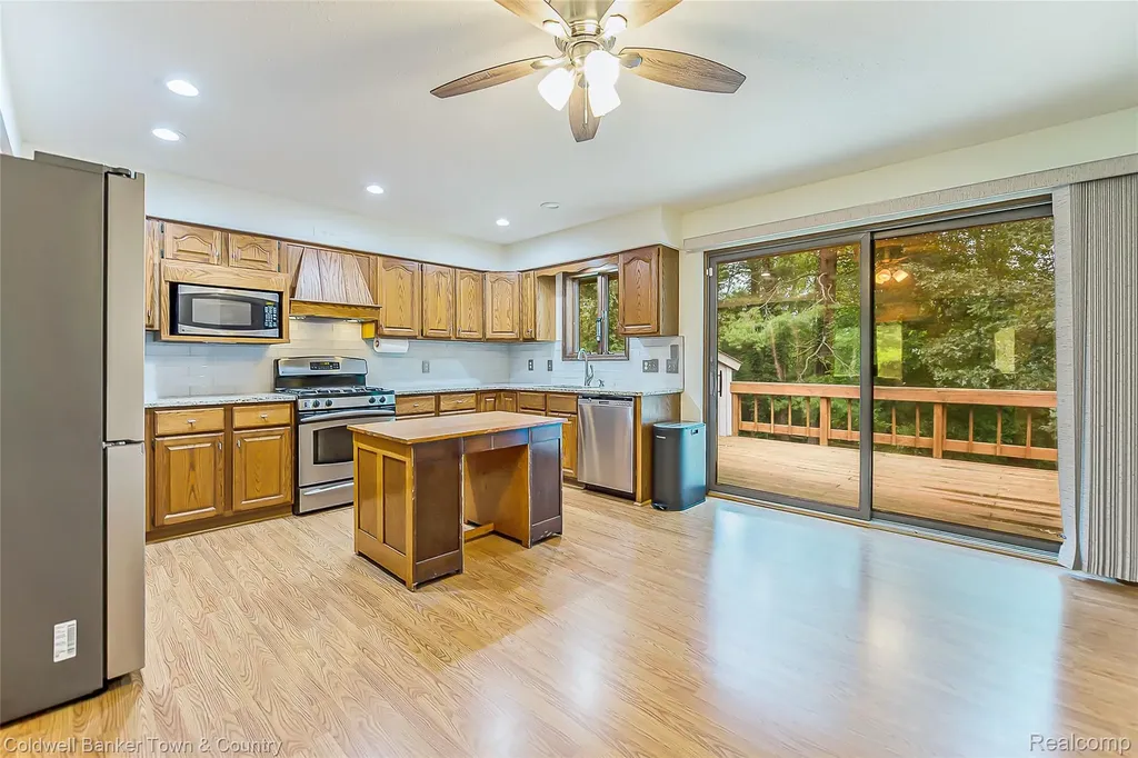 5211 Strawberry Lake Road Hamburg Township MI 48189