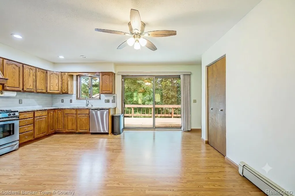 5211 Strawberry Lake Road Hamburg Township MI 48189