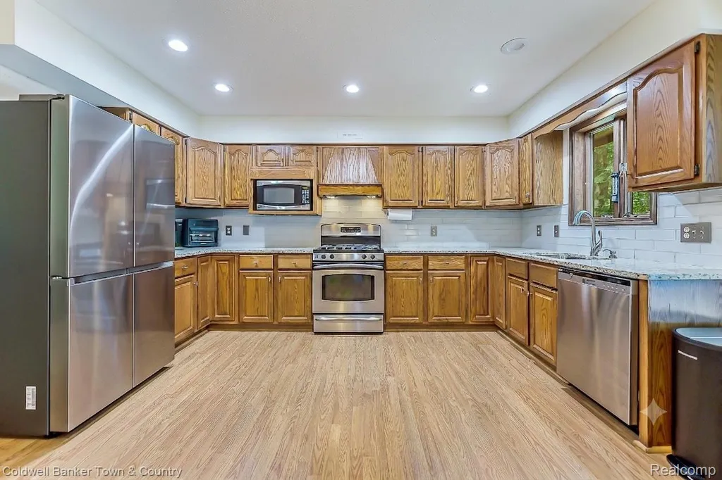 5211 Strawberry Lake Road Hamburg Township MI 48189
