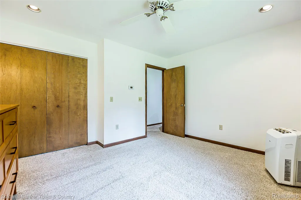 5211 Strawberry Lake Road Hamburg Township MI 48189