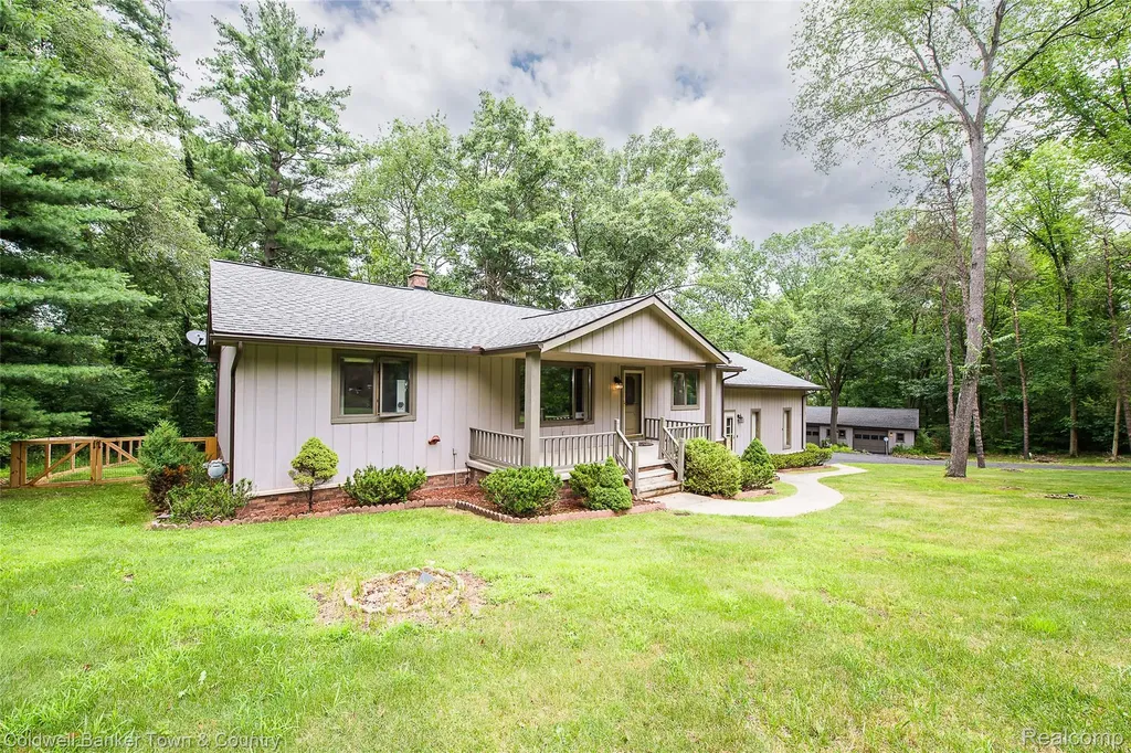 5211 Strawberry Lake Road Hamburg Township MI 48189